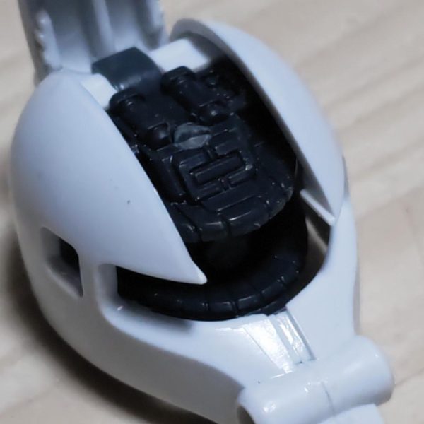 モノアイの左右可動はキットのギヤ⚙️ではうまく行かない上に頭部のつなぎ目消しの処置のためインナーやクリアパーツのマスキングがあまりにも難易度が高いため、あとハメ加工にします💦（2枚目）