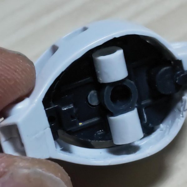 モノアイの左右可動はキットのギヤ⚙️ではうまく行かない上に頭部のつなぎ目消しの処置のためインナーやクリアパーツのマスキングがあまりにも難易度が高いため、あとハメ加工にします💦（4枚目）