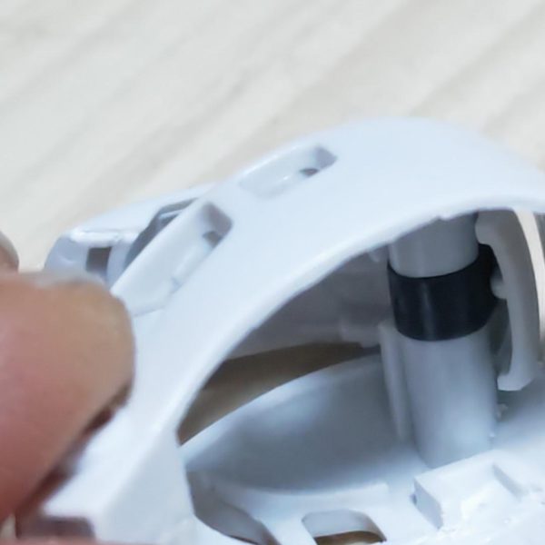 モノアイの左右可動はキットのギヤ⚙️ではうまく行かない上に頭部のつなぎ目消しの処置のためインナーやクリアパーツのマスキングがあまりにも難易度が高いため、あとハメ加工にします💦（3枚目）