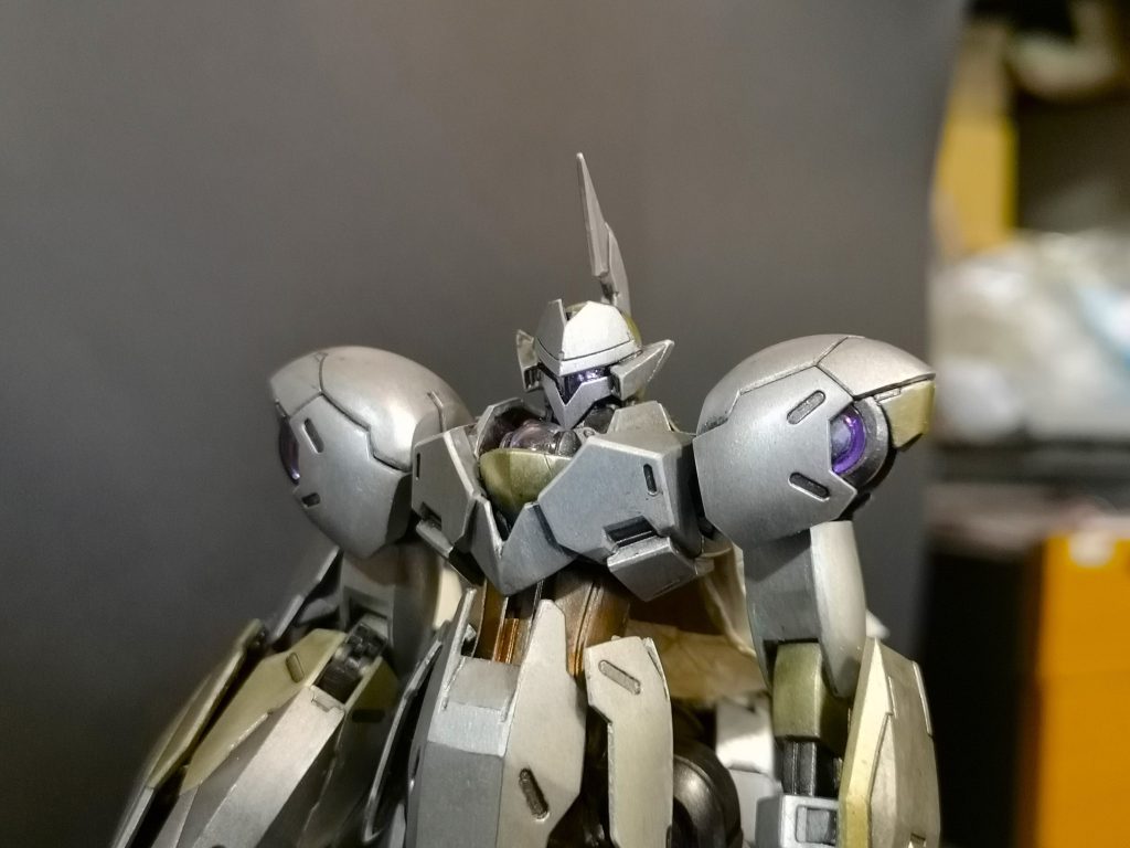 頭部はどこかで見かけた改造をぱくｔｔ・・・リスペクトシテひさし部分を切り上下反対にしてと取付、眼光が鋭くなってカッコいい内部？は付属のホイルシールを貼ってクリアパーツを被せただけなのですが、光の当たり具合によってモノアイっぽく見えて、コレまたカッコいい！！