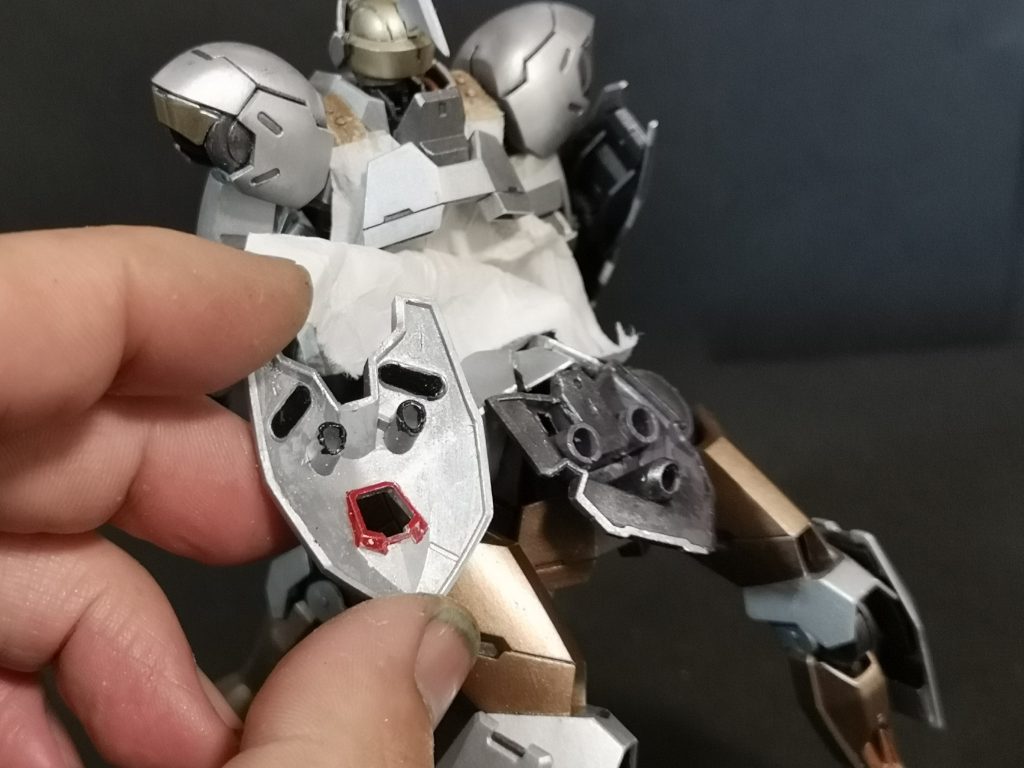 リヤアーマーの裏はなんか顔に見えたので、それっぽく塗装まんまｻﾞ･ﾜｰﾙﾄﾞ･ｵﾌﾞ･ｺﾞｰ〇ﾃﾞﾝ･ｴｯｸﾞやないかいｯ┌(`Д´)ノ)ﾟ∀ﾟ ）なんなら後ろには「ひょっとこ」もいるじゃん（笑）これはもう、のちちさんにかけられた呪いですねﾌﾟﾝヾ(｀･3･´)ﾉﾌﾟﾝほかの人も呪ってやるー「パーツが顔に見えたら塗装したくなる」呪いじゃー( ﾟ∀ﾟ)ｱﾊﾊ八八ﾉヽﾉヽﾉヽﾉ ＼ / ＼/ ＼