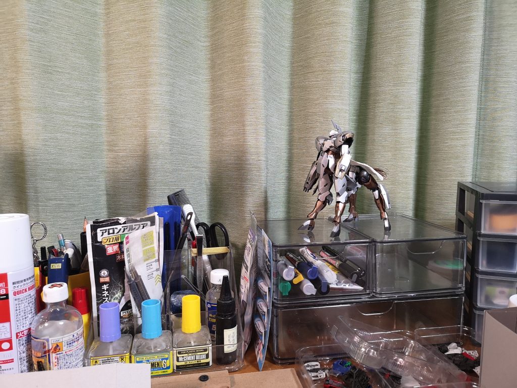 完成後のディスプレイ作業場所からよく見える一等地やっぱりシンプルな立ち姿が一番カッコいいなさてさて、今回の制作ですが「薄味になったな」なんて言ってましたが、冷静になって考えると多脚型のMSってだけで色物ですよね？それも下半身馬ですよ！うすあじってなんだろなー