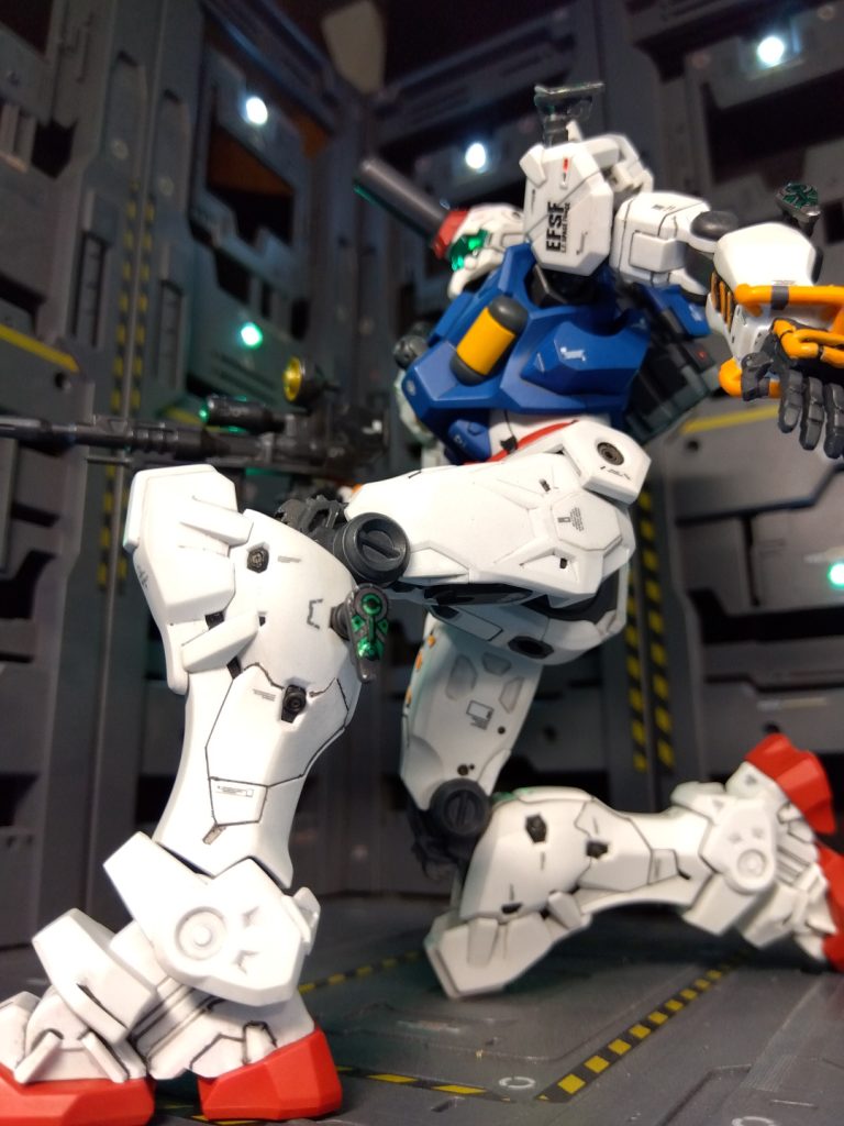 腰と脚のスラスターにエッチングパーツを貼り付け、塗装したので分かりにくいですが自分では気に入っています