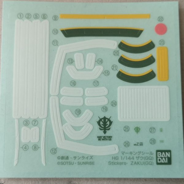 以前、GQザクの塗分けライン同塗分ける？という投稿に付属のシールでマスキングすれば？などと発言したので、責任をもって検証ししました。結果、普通にマスキングテープを細切りにした方がラクだな。との結論に至りました。途中、シールをトレースしてマステを切ったら？とも思ったのですが、曲面がきれいにカットできませんでした。成形色は緑が3種類。シールにあるのはおそらく中間の色。塗分けはラインが入りそうな所に白or黄色を塗っておく、肩のグリーンも。細切り（今回は１ｍｍ）のマステを貼っていく。曲線は自分の直感を信じて・・・スパイクアーマーは１か所一体成型になっているので、一旦切り離す。裏に肉抜きがあるので、そこをガイドに１㎜プラ棒で軸を作る。微妙に角度がついているので最終接着時に注意。マスキングが円形になりますが、黄色いラインの小径ｒが約8ｍｍ、ダイソーのサークルカッターで切れました（メモリが当てにならないので、手持ちのスケールで合わせた方が良い）。ラインの太さのお好みで大径を決めればよいかと思います。肩と腕の黄色いラインは一段下がっているので、最後あとから塗って、はみ出した部分をふき取るか、２段階にマスキングすればどうにかなりそうです。あとはマーキング類ですが、背中の２か所文字らしきものは、なんて書いてあるか解らないので、それっぽいヤツを貼ればヨシっ！！ジオンマークは若干サイズが違いますがガンダムデカールのジオンMS用③が赤白黄灰色の４色で大中小とあるのでそのへんかな？問題は盾の正面にある撃墜マーク？？っぽいのとジオンマークの下の「MAY VICTORY BE WITH US」の文字ですね最後に参考程度に手持ちのガンダムカラーのグリーン系（ラッカーと水性が混じっておりますが）左からラッカーのMSグリーン、MSディープグリーン、水性のﾌﾞﾗｽﾄｲﾝﾊﾟﾙｽｸﾞﾘｰﾝ、←たすブラックです。ん～どうでしょう、長くなりましたが参考になりますかね？（6枚目）