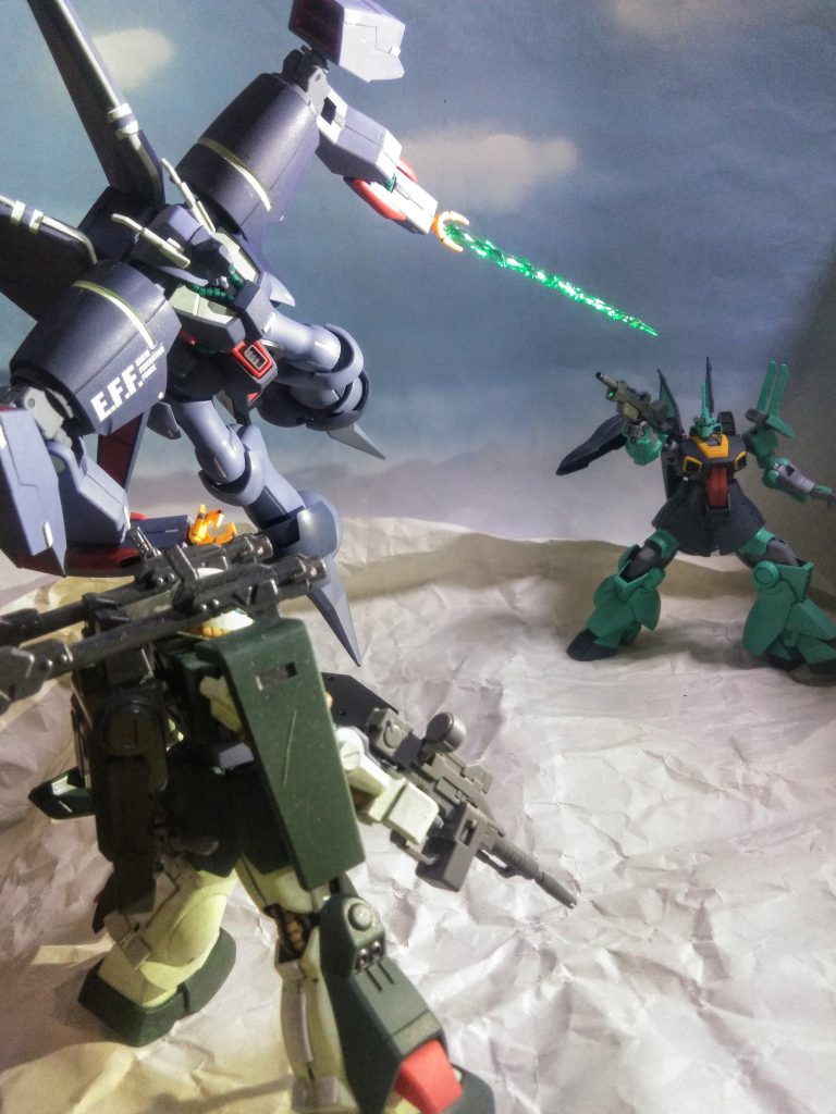 『RX-160 バイアラン』のパイロットである『裏気 幸大尉』🧐ﾄﾞﾝﾅｶﾀ? 脳内設定・・・『幻の撃墜王』の異名を持つ、年齢は23歳。普段はおっとりした性格。かつては｢ニンジンが大の苦手だった｣が無事？克服（嫌いだった理由は中の人がソウらしいとイウ説が）。『彼の連れ合い』曰く「搭乗モビルスーツの性能を限界まで引き出せる」「戦局の未来予測の精度が高い」という特技を持っている。公言する事を禁じられている 4 年前の事件に捲き込まれた際は、当時の最新型MSや『連邦軍』でも類を見ない特殊機体を短期間で乗りこなし、多大な戦果を挙げた事からも、その天賦の才が伺える。『一年戦争中』にMSに大きく興味を持った事から(趣味の一環として)｢MSオタク｣と言える人物でもあり、初見で核装備を前提としたMS や最新型MSがコア・ブロックシステム搭載機体である事を見抜いてる。その時分のライバルとは、同じ女性に好意を持っていた上に、初対面時には核装備を前提としたMSを目の前にして意気投合する。戦闘時に説教されて納得してしまうなど気が合う部分も多かった・・・と、イウ戦士 果たして彼の活躍は如何ほどか 😖