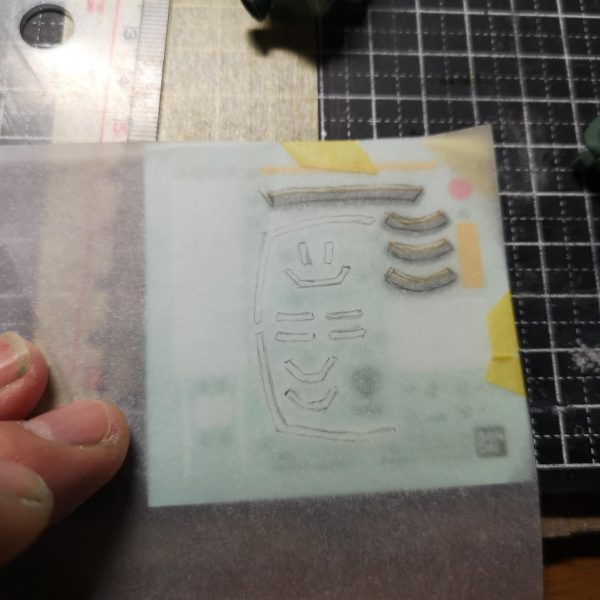 以前、GQザクの塗分けライン同塗分ける？という投稿に付属のシールでマスキングすれば？などと発言したので、責任をもって検証ししました。結果、普通にマスキングテープを細切りにした方がラクだな。との結論に至りました。途中、シールをトレースしてマステを切ったら？とも思ったのですが、曲面がきれいにカットできませんでした。成形色は緑が3種類。シールにあるのはおそらく中間の色。塗分けはラインが入りそうな所に白or黄色を塗っておく、肩のグリーンも。細切り（今回は１ｍｍ）のマステを貼っていく。曲線は自分の直感を信じて・・・スパイクアーマーは１か所一体成型になっているので、一旦切り離す。裏に肉抜きがあるので、そこをガイドに１㎜プラ棒で軸を作る。微妙に角度がついているので最終接着時に注意。マスキングが円形になりますが、黄色いラインの小径ｒが約8ｍｍ、ダイソーのサークルカッターで切れました（メモリが当てにならないので、手持ちのスケールで合わせた方が良い）。ラインの太さのお好みで大径を決めればよいかと思います。肩と腕の黄色いラインは一段下がっているので、最後あとから塗って、はみ出した部分をふき取るか、２段階にマスキングすればどうにかなりそうです。あとはマーキング類ですが、背中の２か所文字らしきものは、なんて書いてあるか解らないので、それっぽいヤツを貼ればヨシっ！！ジオンマークは若干サイズが違いますがガンダムデカールのジオンMS用③が赤白黄灰色の４色で大中小とあるのでそのへんかな？問題は盾の正面にある撃墜マーク？？っぽいのとジオンマークの下の「MAY VICTORY BE WITH US」の文字ですね最後に参考程度に手持ちのガンダムカラーのグリーン系（ラッカーと水性が混じっておりますが）左からラッカーのMSグリーン、MSディープグリーン、水性のﾌﾞﾗｽﾄｲﾝﾊﾟﾙｽｸﾞﾘｰﾝ、←たすブラックです。ん～どうでしょう、長くなりましたが参考になりますかね？（2枚目）