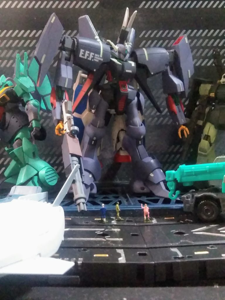 武装としては｢腕部メガ粒子砲｣と｢ビームサーベル｣のみなので、何時もの様に尺が稼げない 😭 と！イウ事で早速🙏 　　　蛇足作業🐍👣                                         　　　　　　　　　　　　  を実行です 😚 指方って『アナハイム・エレクトロニクスの販売部副部長ヨコナ・ガシィ女史』が用意してくれた｢小口径 ビーム ガトリングガン｣と｢曰く付きのオプション装備｣を装着です❗😤💨