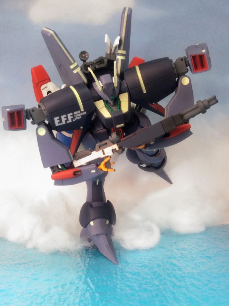 そういう事で『パク・リィ教授』が手を加えた｢小口径 ビーム ガトリングガン｣を運用 🙄『裏気 大尉』が使い易い様に以前彼が乗り込んだMSが装備していたモノから発展させたのでした 😚