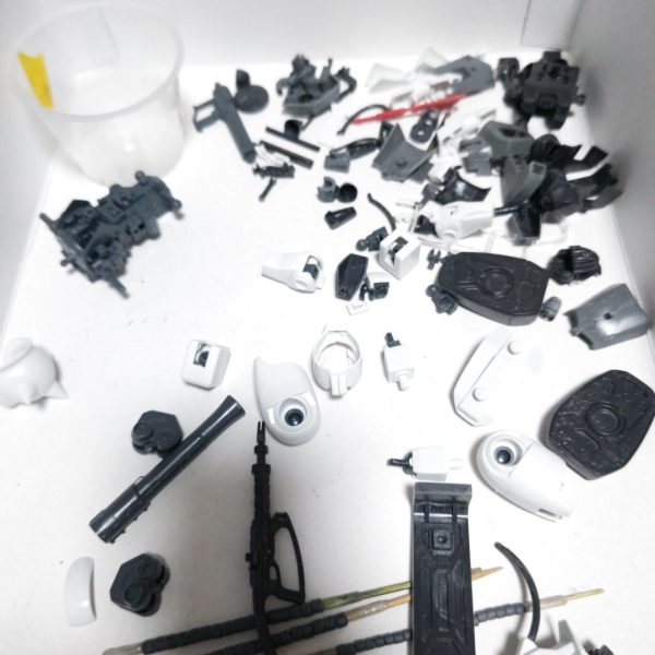 日々の進捗集めましたあとハメ加工のためにモナカを優先して接着💦2日放置している間に他を組み立て成形💦、つなぎ目消しを実施したのちエアブラシにて塗装してます💦（3枚目）