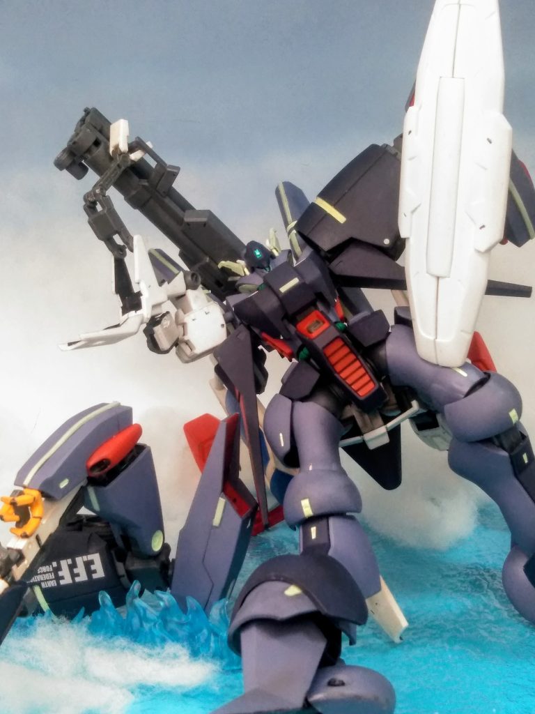 接近戦には不向きな『バイアランの体型』を考慮し、万が一に備えての機能(外装パージとかネ😏ﾆﾔﾆﾔ)も準備が出来ております 😌 この通り‼️背負った｢バズーカ｣も楽々と引き抜ける 😆🎶🎶