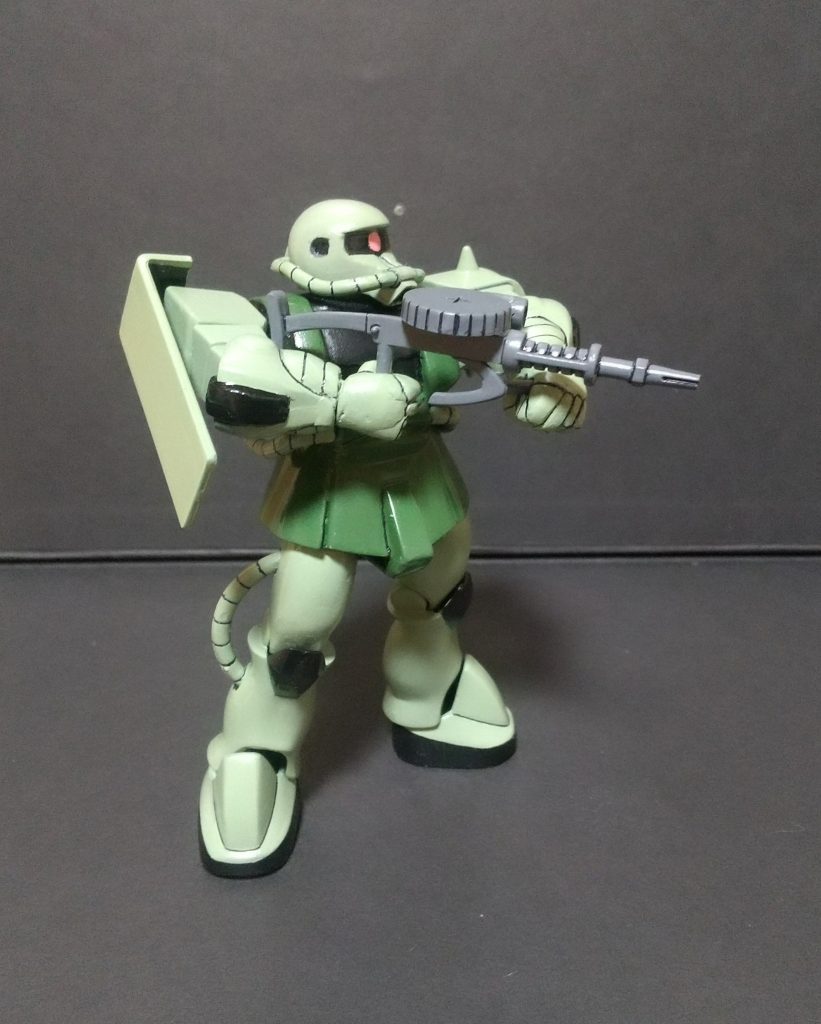 ペラペラの肩シールドと主張が弱すぎる肩スパイク、プラ版貼り付けたりしてボリュームアップするのが定番なのでしょうが「これぞザク」って感じで気に入ってます