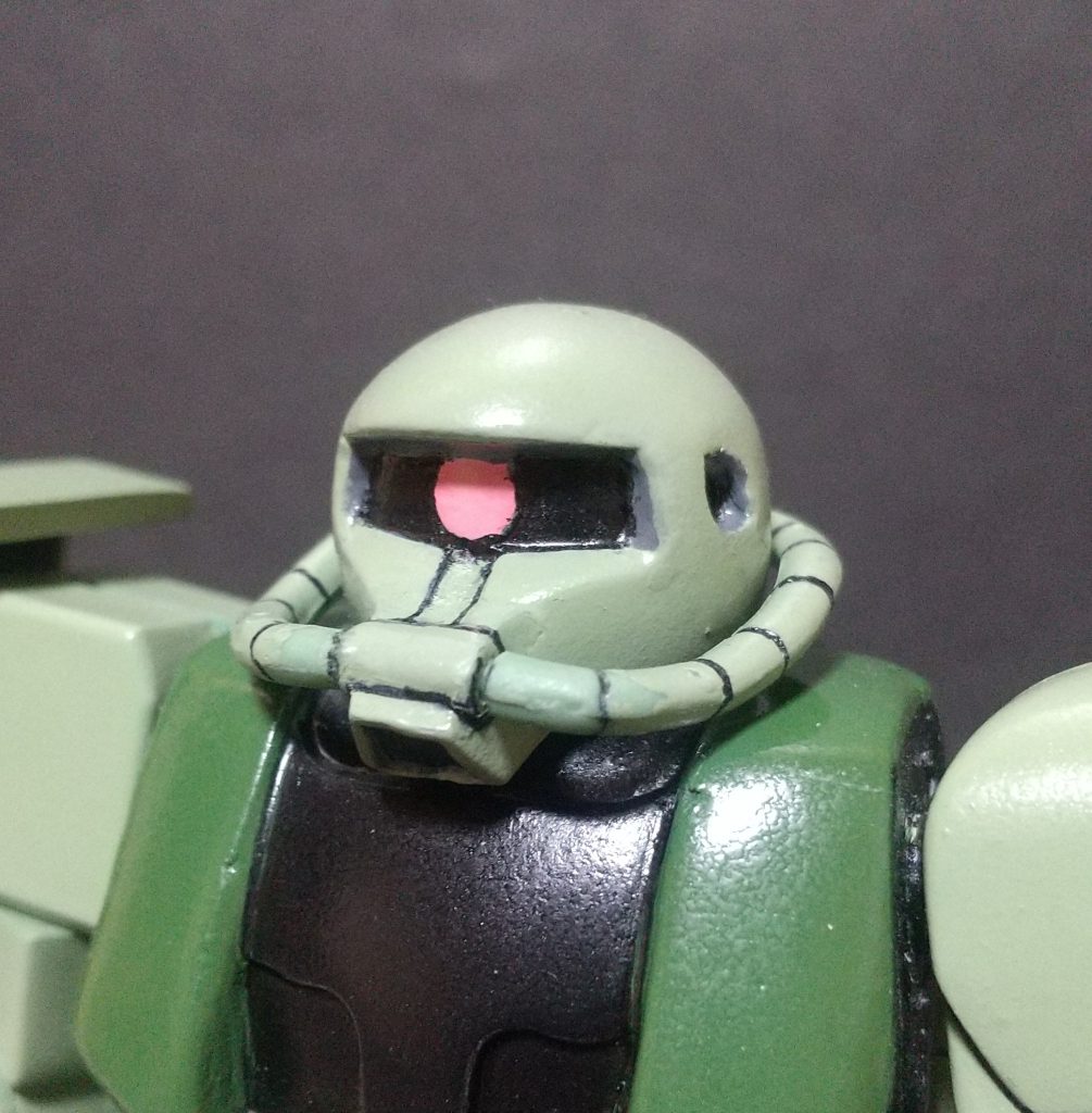 目の黒いとこの左右を少し埋めて狭めてます。ひさしのとこを削ってややアーチ状にしてますあとノズルは切断して口がちょっと上向きになるよう削ってから再度取り付けてます