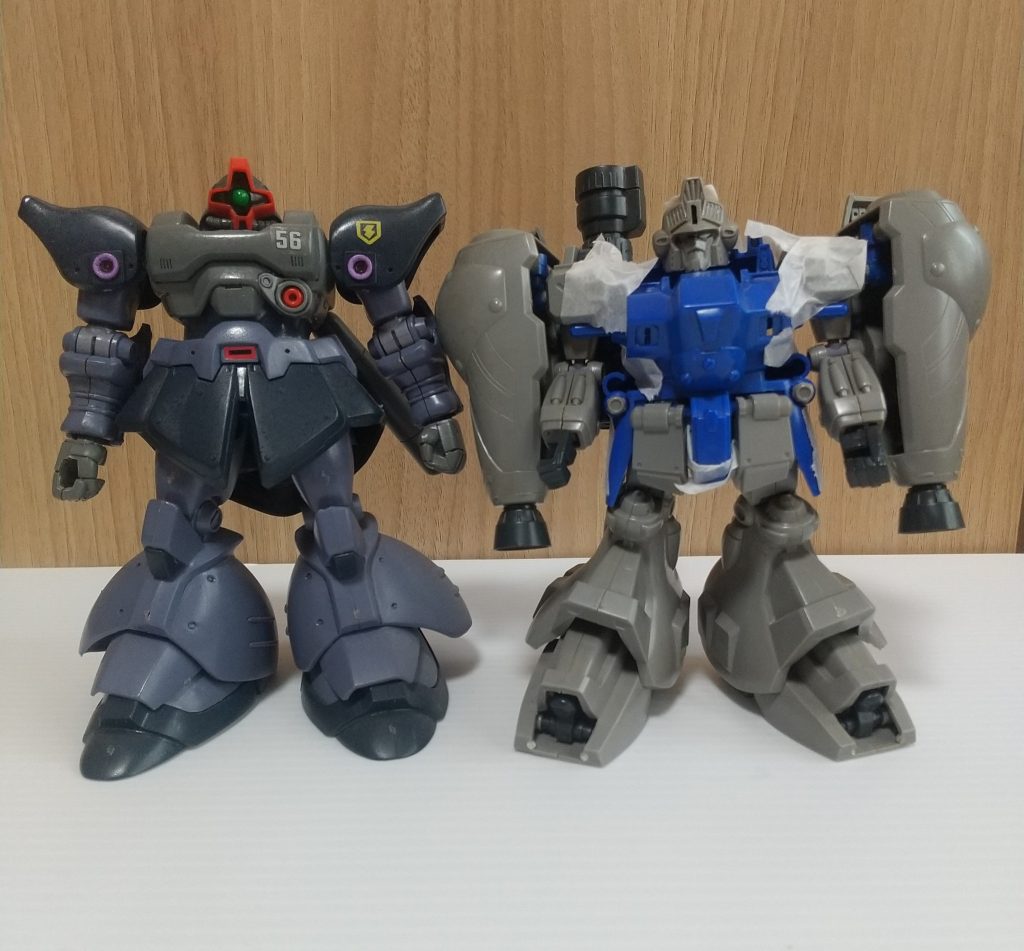 そして並べてみる………自分は旧キット大好きマンなので、多少アラのあるキットでも「味があるね」とか「むしろ個性的」とかいう言葉で納得してしまうんですが、この身長差だけは見て見ぬフリはできない…一応調べたところリックドムⅡの身長は18.5m、GP02は18.4mとほぼ同身長らしいです。それがどうして頭一つ分差が出てしまうのか…