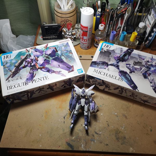 今回はこの子、ベギルベウ?いいえミカエリスさんでございます。中古ショップで購入してきたのでこんな不思議仕様になっておりました。前回に引き続きミキシング改造をしていきたいと思います。ミキシングの相手はこの子・・・Σ(゚Д゚;エーッ!ミカエリスとベギルペンデでございます!!こんな短期間で同じキットを4つも購入する事になるとは思いませんでしたが、やってみたい事ふえたので制作していきたいと思います。今回は3つを使って2体になる予定でございます。さてさてどうなる事やら、お楽しみに~(* ^ー゚)ノあ、ウイングゼロも部品が届いたので制作再開しましたd(・д・´,,)(2枚目)