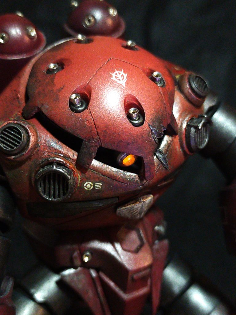 アップ①モノアイはネオジム磁石で左右に可動ができるように作成している