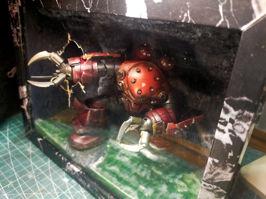 飾る時の全体像アクリルの一部を破砕して腕を突き出し、