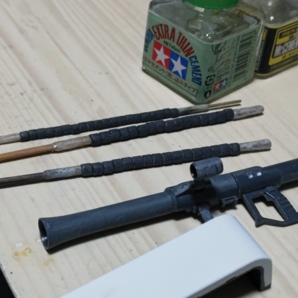 ガかつてンダムウェポンズとか見ながらやっていた定番工作です💦30年近く経っても身体が覚えていました（6枚目）