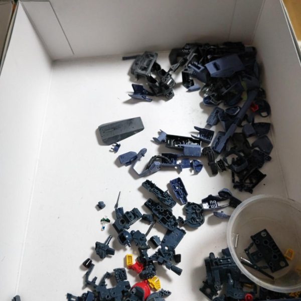 MGガンダムMK-Ⅱver2.0（ティターンズからーHDカラー版（テカテカモデル✨））を分解して各部品を整形し新規？塗装してリニューアルしようというもの💦（3枚目）