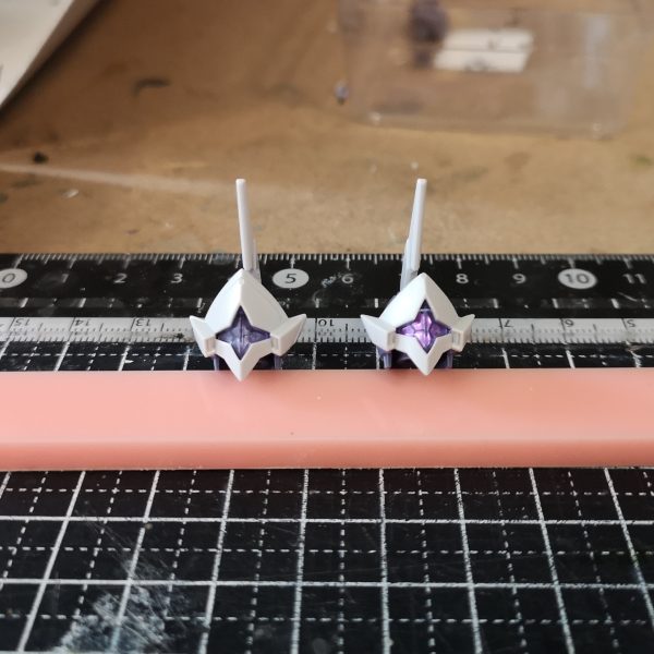 時々観測される、ミカエリスの幼体です。まだ成長しきっていないので、背丈も低く肩幅も狭いです。また、腕部も未発達で、ここから成長するにつれビームブレイサーやショートシールドが形成されてきます。という冗談は置いといて 。・゚・(ノ∀`)・゚・。べギルペンデって随分と小型なんですね。足、肩、頭部をミカエリスに置き換えたのですが、頭一つ違います。このままだと、頭でっかちになってしまうので頭部を小型化しました。(1枚目の写真は加工前です。小型化と言ってもマスクの外周(2枚目写真で黒塗になっている所)を切り取るだけです。3枚目の写真が加工後、ちょっと小顔になりました。これで、べギルペンデの体と合わせても違和感ないでしょう。(3枚目)