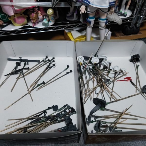 日々の進捗集めましたあとハメ加工のためにモナカを優先して接着💦2日放置している間に他を組み立て成形💦、つなぎ目消しを実施したのちエアブラシにて塗装してます💦（4枚目）