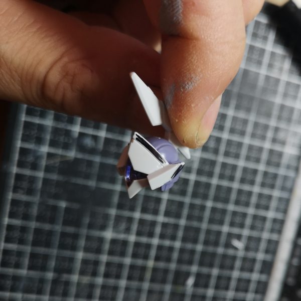 時々観測される、ミカエリスの幼体です。まだ成長しきっていないので、背丈も低く肩幅も狭いです。また、腕部も未発達で、ここから成長するにつれビームブレイサーやショートシールドが形成されてきます。という冗談は置いといて 。・゚・(ノ∀`)・゚・。べギルペンデって随分と小型なんですね。足、肩、頭部をミカエリスに置き換えたのですが、頭一つ違います。このままだと、頭でっかちになってしまうので頭部を小型化しました。(1枚目の写真は加工前です。小型化と言ってもマスクの外周(2枚目写真で黒塗になっている所)を切り取るだけです。3枚目の写真が加工後、ちょっと小顔になりました。これで、べギルペンデの体と合わせても違和感ないでしょう。(2枚目)