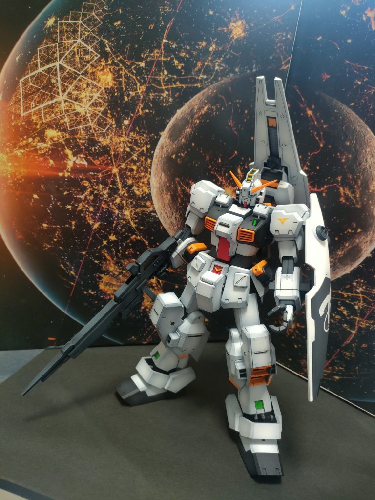 塗装は白部分はメカサフスーパーヘビーからアルティメットホワイト+グレーの立ち上げで。エッジに下地色を少し残しながら塗ったけど写真写りを考えてバランスとったつもりが組んだら微妙ですね・・個人的に。とくに膝回り。バランス取りは沼なんで諦めました。