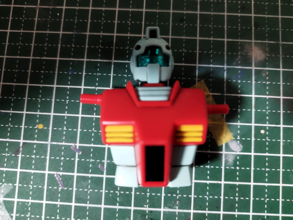 肩を2ミリ程上に上げています。