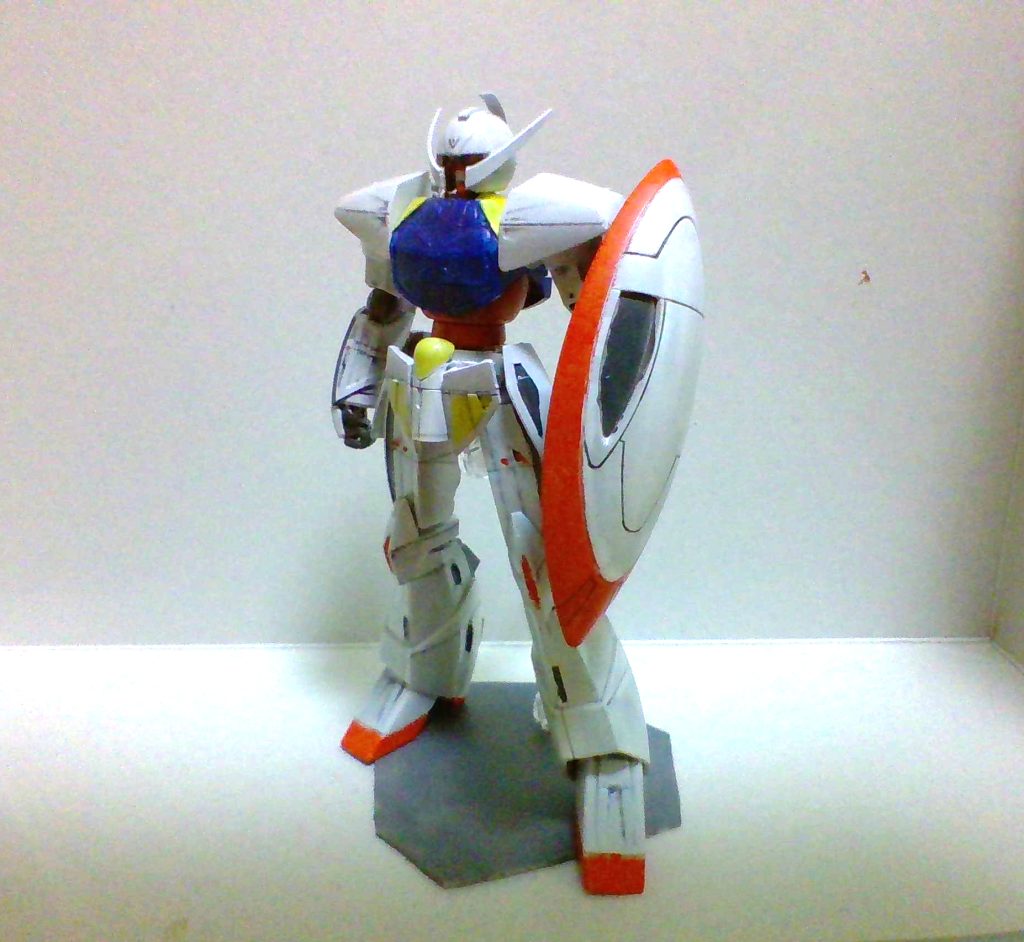 シールドは持たせられますあくまで”風”なので頭部だけの改造です！内心（腕とかを自作しろって言うんですか！？勘弁してくださいよ😅）