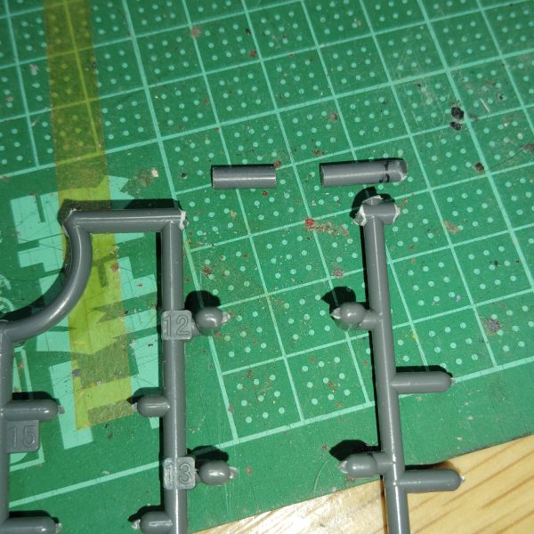 　ビームライフルのストーリー投稿第１４弾です。　今回は、追加パーツを完成させていきたいと思います。　というワケで、追加パーツの後部にあるタンク状のパーツを製作していきます。　まずは太めのランナーから必要なパーツを切り出し、デザインナイフでスジボリを入れていきます。　この際、ラインがまっすぐになるよう、マスキングテープをガイドライン代わりに巻き付けました。　そのマスキングテープに沿って、デザインナイフを慎重に這わせていきます。　次に、ヤスリやサンドペーパーで追加パーツ本体との接続部分を削り、円錐状に整形しました。　最後に追加パーツとの接続用に、ピンバイスで穴を開け真鍮線を通せば、加工完了です。　さて、かなり時間はかかりましたが、これにて必要なパーツの製作は終了です。　次回は仮組みした全体像をお見せしたいと思います。　どうか最後まで、ネタバレなしでお付き合いください。（2枚目）