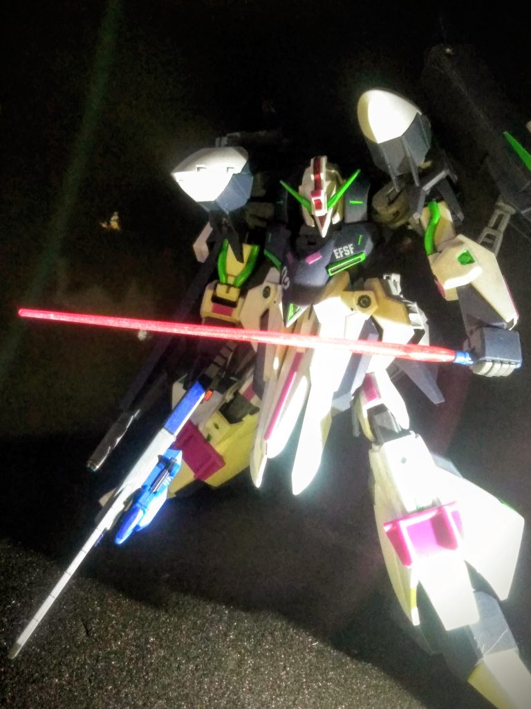 主兵装は原型機 と同じバインダー固定のビーム ライフルとビーム サーベル 😚B ビーム ライフルは上記Shotで披露しましたので、通常運行の『『『ビームサーベル抜刀❗』』』と、洒落コミます 😁