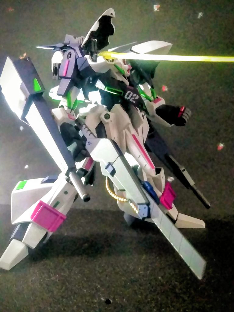 肩部の強化パーツですが 😃右肩はある程度の可動域と伸縮性を持つ「ベロウズ・フレーム」で繋がれたビーム発振器内蔵式のクローアーム 😍💘左肩の新型ジェネレーターを内蔵した補助推進機の1対で構成されています 🤩💕コウいった、チグハグ加減が『アドバンス・オブ・ゼータ(A.O.Z)』の機体らしくて面白いですね 😁🎶