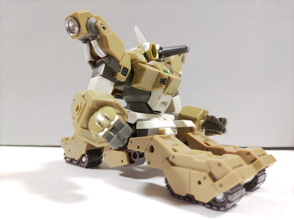 キャタピラはサイドアーマーの位置に付いています。