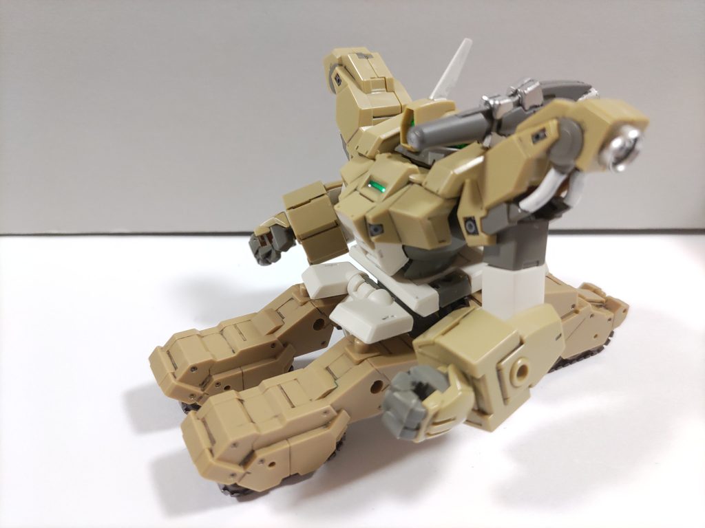 ガンダムマーカーで部分塗装と墨入れ、胸のセンサーはホイルシールにレジン。