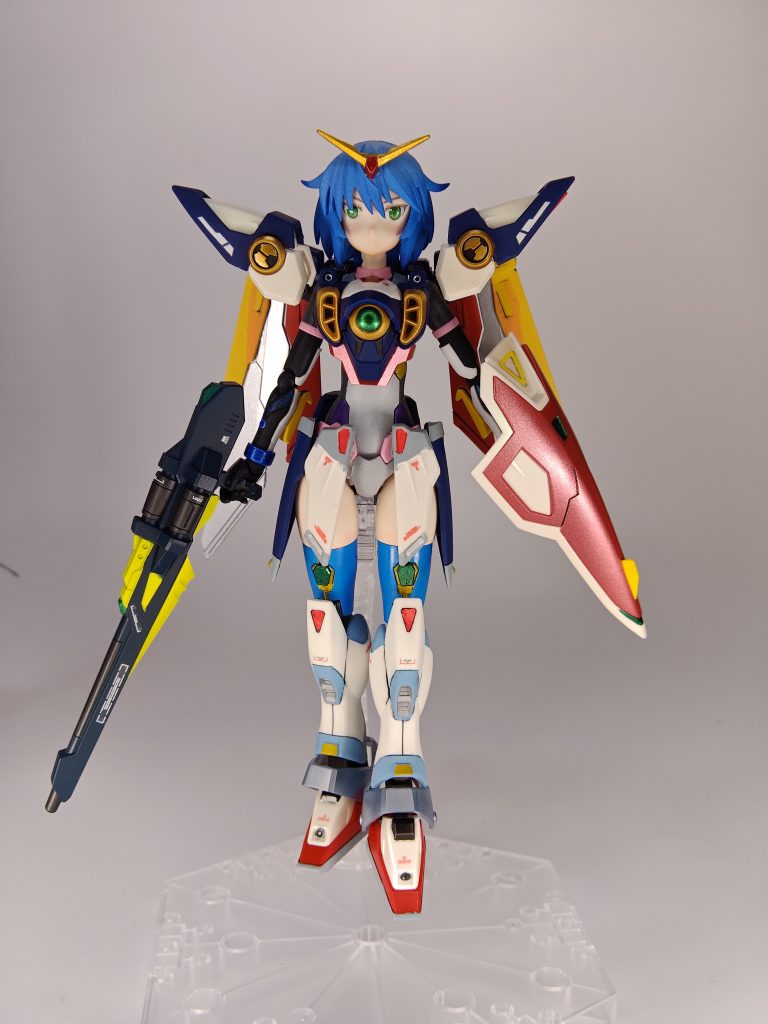 胸部は3mm軸で接続できるよう加工して、腰回りは背着材で止めてます。股関節はほぼ稼働できません。脚部はぴったり接続できたので、余計な部分を切断しただけにとどめてます。その２では肩、おなかにパイロットスーツ（服）を着てもらいました。