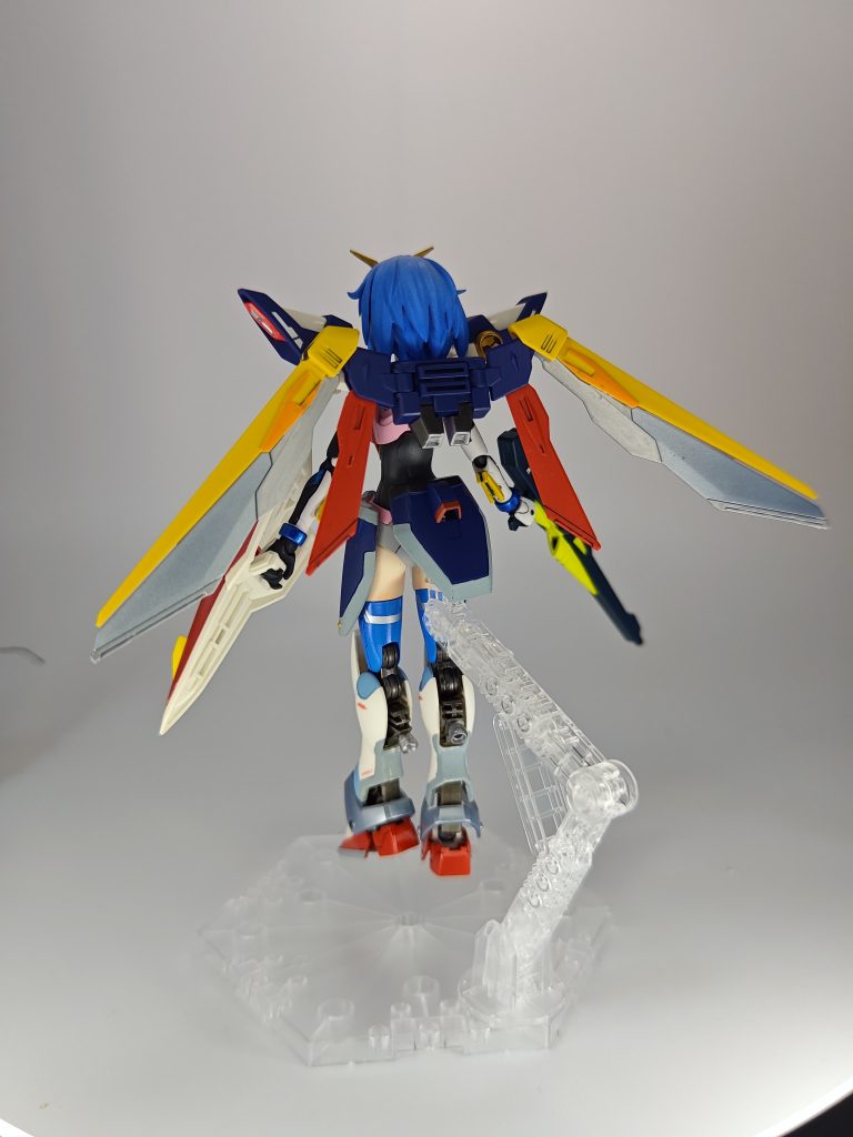 バックパックは2穴で接続、肩パーツもバックパックと一体で接着しています。リアアーマーはランナーで接続しています。見ていただきありがとうございました。