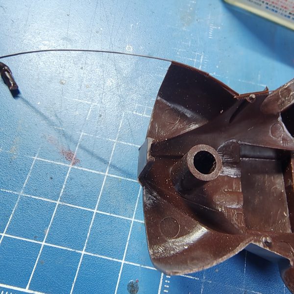 ボディを上下に強く挟んでコレです。おわかりになるでしょうか、接着すべきところが全然ぴったり密着していなくて、向う側が透けています。全周これなんで、逆にどこで支えているのかと。そこで写真2枚目、のばしランナーを用意しまして、接着する箇所にぐるりと乗せます。そして、のばしランナーを挟んで接着して、ランナーを溶かしてむにゅっとですね。ほら、うまい事いった。って、そんなうまい事はいかなくてですね、隙間もだけど、前後のボディの形状がきっちり合ってないので、どのみちパテ埋め→削る→パテ埋め→ の無限ループ化しています。（2枚目）