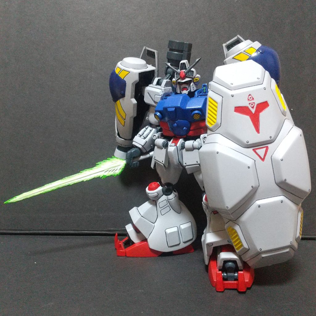 ミキシングは特にしてないですが、ツノと胸パーツ、ビームサーベルの刀身はジャンクパーツを加工してます。手のパーツが平面的だったので親指をパテで加工してます