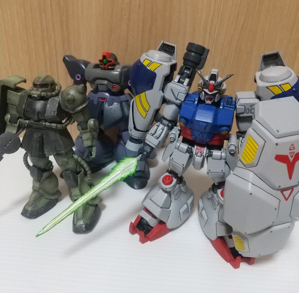 せっかくなのでザクなども一緒に並べてみる。やっぱりこの機体はジオン系のモビルスーツとのシナジーがすごいですねこうなるとグフとかゲルググも欲しくなるなあ…以上ですありがとうございました 