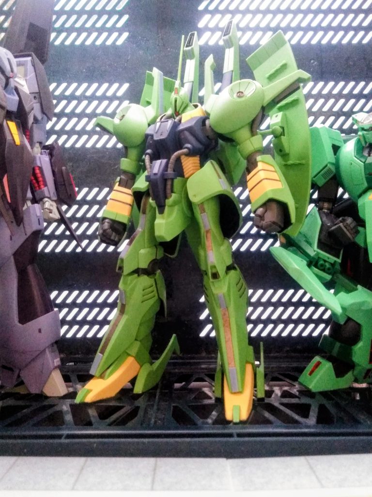 0087 年 12 月 14 日『ティターンズ』『サイド2・21バンチ』に毒ガスを注入。住民全員虐殺される。 　　　 　  ☝️今ここら辺👇 😁0088 年 01 月 18 日『アクシズ』『ゼダンの門(旧ア・バオア・クー)』を破壊。『グリプス２』をも占拠。『アクシズ』は『グラナダ』へ向かう落着軌道に。0088 年 01月 25 日『アクシズ』と『ティターンズ』交渉決裂し同盟を解消『ティターンズ指導者ジャミトフ・ハイマン』死亡木星船団の指揮官『パプテマス・シロッコ』が実権を握る。『ペズン事件』勃発0088 年 01 月 28 日 地球主導派の一部『ペズン教導部隊』の一部将校が『ニューディサイズ』を名乗り反乱を起こす。