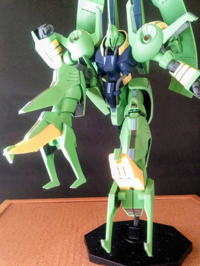 何時まで経っても長い前置きのママで申し訳ありません 😌目にも優しい黄緑色のボディ 🧐ヒョﾛ🙅・・・スラッとしたスタイルのコノ子 😚ご存知『パプテマスさま』のお手製MSであります😆💕