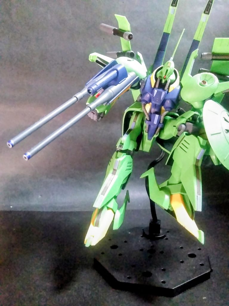 前腕には｢メガ・ビーム砲｣が在るのに、ソノ上に重ねるだトゥ⁉️｢グレネード・ランチャー｣を併設する｢二連装ビーム・ガン｣と！相成ります 😱☀️