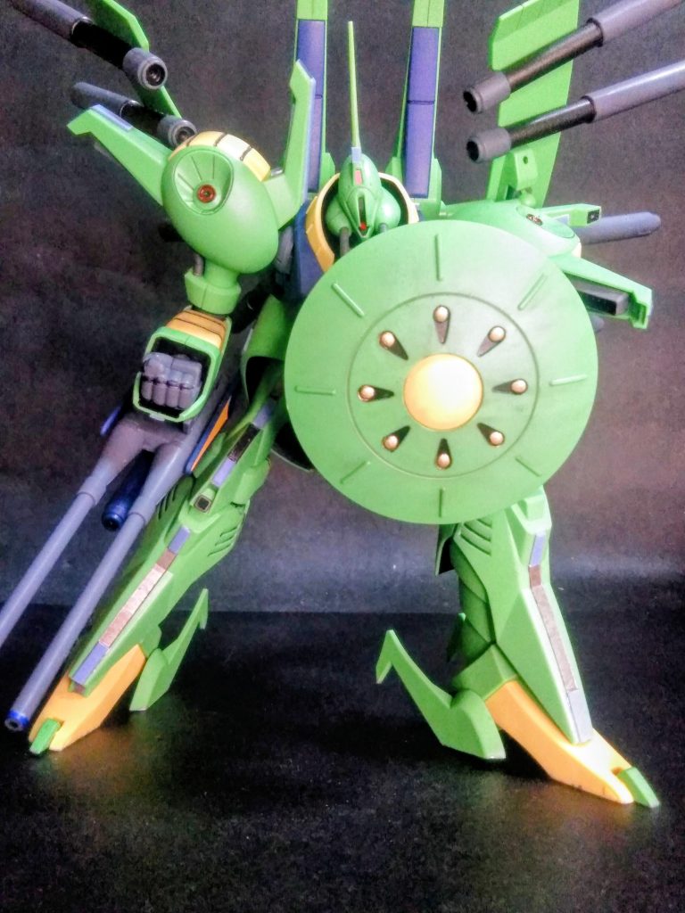 ｢小型ミサイル × 8｣を内蔵したシールド🛡️？🙃？どうして｢UC世界のMS｣は、攻撃を受ける前面に爆発(ぼうはつ)する危険度が高いモノを付けたがるのか 😩💨うんﾝ❓この様相はアノ機体にそっくりだ🤣🤣🤣