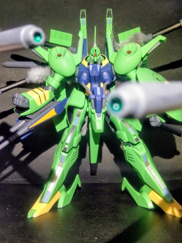 背部バインダーに装着された｢対艦ミサイル × 8 本｣ 🤤💓御判り頂けたでしょうか❓🧐コノ子は全身に多彩な火器を搭載した対艦用モビルスーツとして設計されているのです 😳そして、その重装備から全備重量が80tを超える(現実世界なら、軽いと思うけど)😒機動性は同時期の標準機以下なのだソウです 😩⤵️