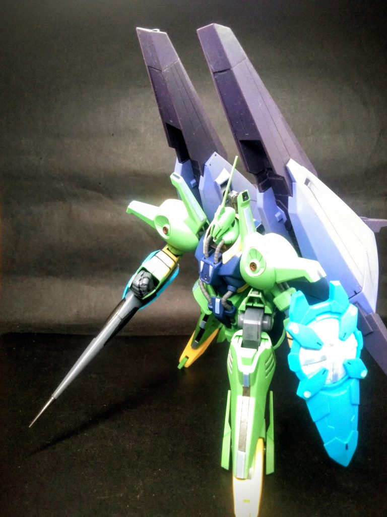 機動力(推進力)を得る為に同じ制作者の機体から超大型ブースターを拝借 😤💨💨手持ち？武装も｢突撃槍｣と、取り回し易い｢ミドルシールド(勿論、危ない爆発物は無し)｣を持たせます 🙏👏👏👏｢突撃槍｣を持たせた事により『長モノ武装絶対信者』の為の布教活動は完了です❗  👍😆🎶🎶🎶