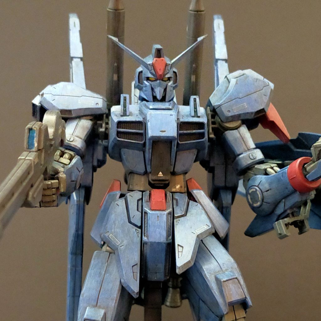 　塗り重ねた色がうまく馴染まず、どう塗装すればいいのか迷ってしまい最後まで正解に辿り着けなかった感じです。　毎回ウエザリングでごまかしている感じなのですが、前回に続きまたパーツ割れを起こしてしまいました。　ダボ穴やハメ込みのきつい所は事前に削って対策しておいたのに ．．．撮影中もポーズを付けようと動かしていたら腿側面の一部が剥がれ落ちました (˃̣̣̥⌓˂̣̣̥) エナメル割れ恐るべし。　　きちんと塗装するのは今回で3体目なので、これも経験だと思って次に活かしたいですね。　でもスナップフィットって塗装初心者には優しくない仕様だなぁ。