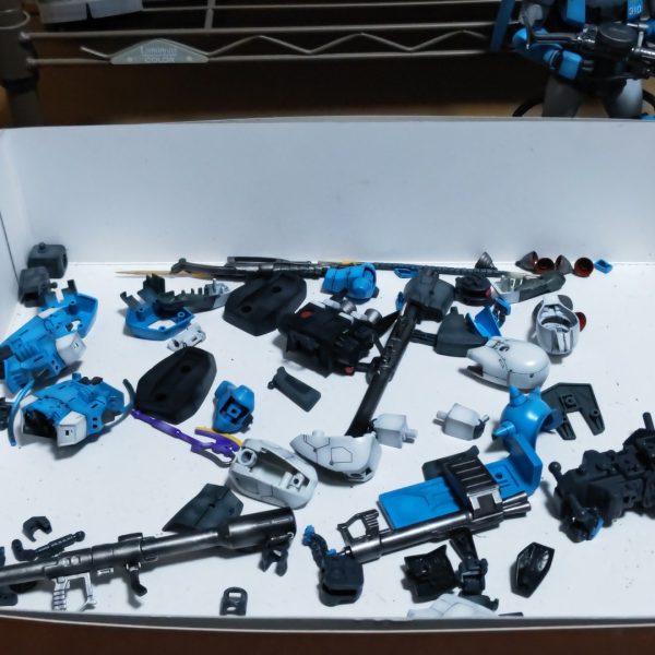 旧MGのザクⅡR1-Aです💦つなぎ目接着乾燥待ち💦💦（5枚目）