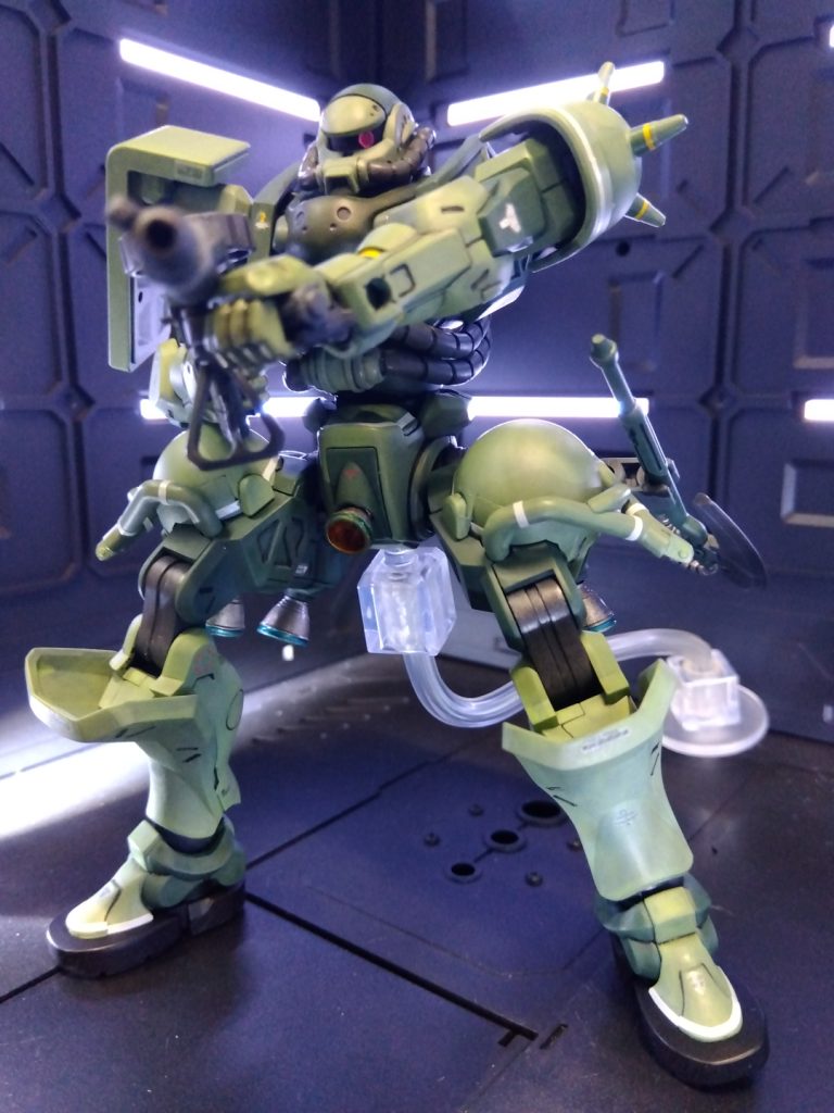 マシンガンのバー部分はくり抜き、成形下手で歪になってしまった