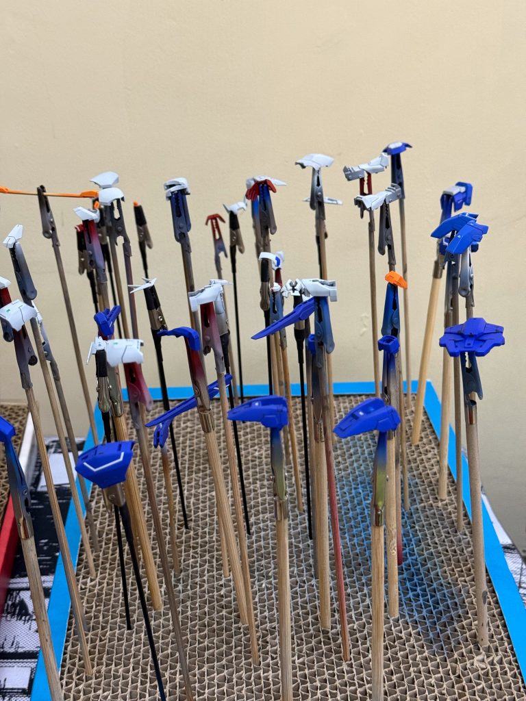 パーツに自分が欲しい色をスプレーして、ブルーは期待通りの仕上がりになった！✌