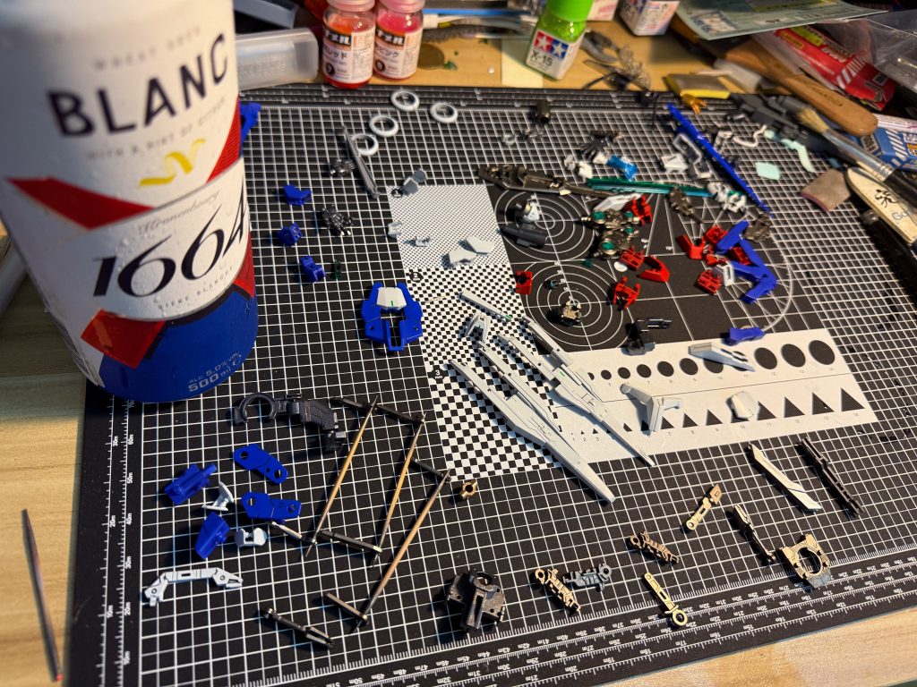 ガンプラ作業にはちょっとしたビールが必要だ！🥃