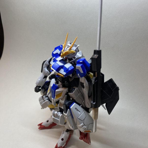 何ヶ月ぶりの更新だ、、、すいません。名前はついに決定しました。10個くらい考えて友達にダサいと言われボツにしたり、チャッピーのセンスに絶望したり色々ありました。今回のこだわりポイントは刀です。マウント位置はアダプトにインスピレーションを得ました。（2枚目）